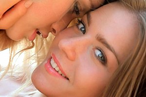 激情欧美日韩女同 Porn